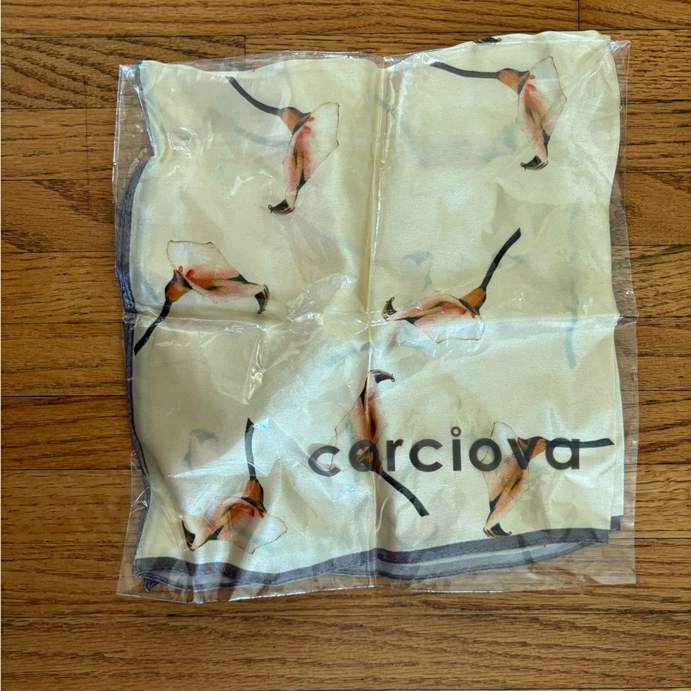 Carcioya lily scarf